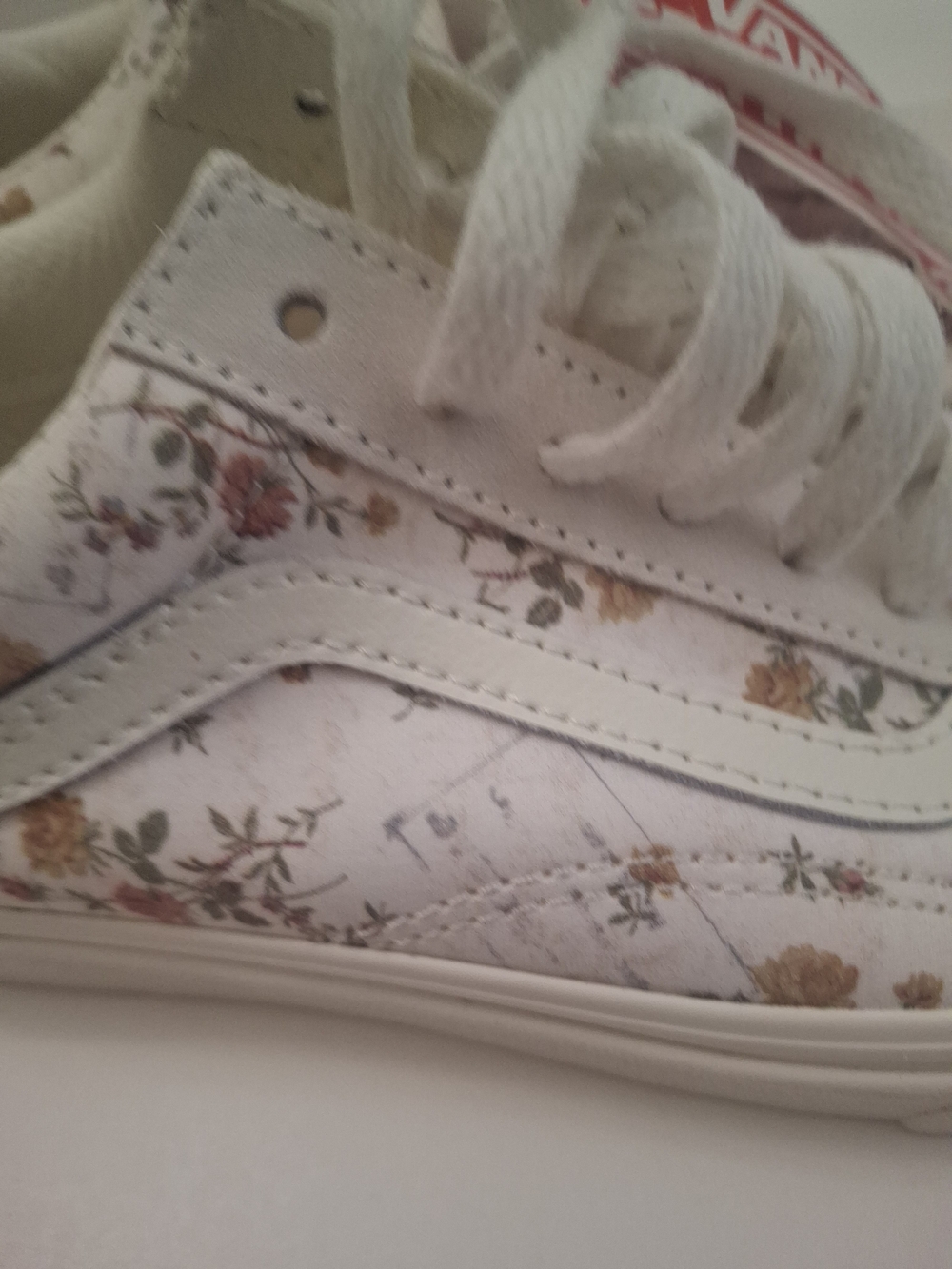 Vans Old Skool Low Top Sneakers in White with Floral Print - Picture 4 of 7